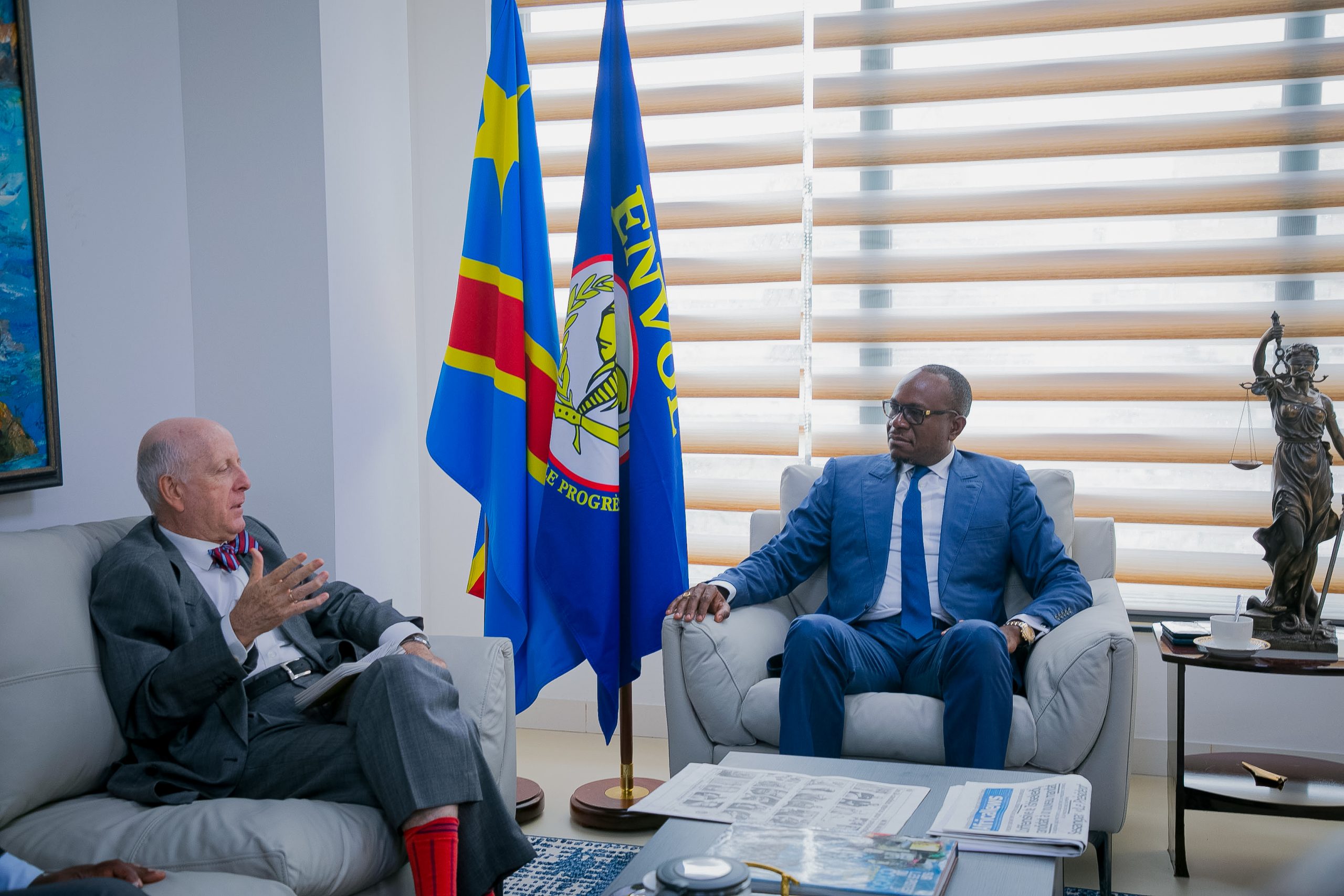 Delly Sesanga reçoit l’ambassadeur d’Espagne et du Royaume-Uni dans son QG de campagne